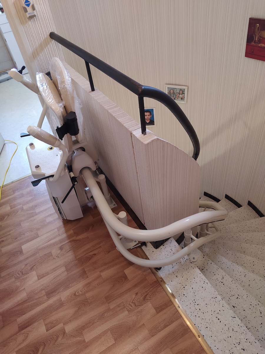 Ascenseurs Saulière - Fauteuil monte-escalier courbe sur mesure, installé sur un escalier en colimaçon, chez un particulier de Olonzac (département 34 Hérault) .