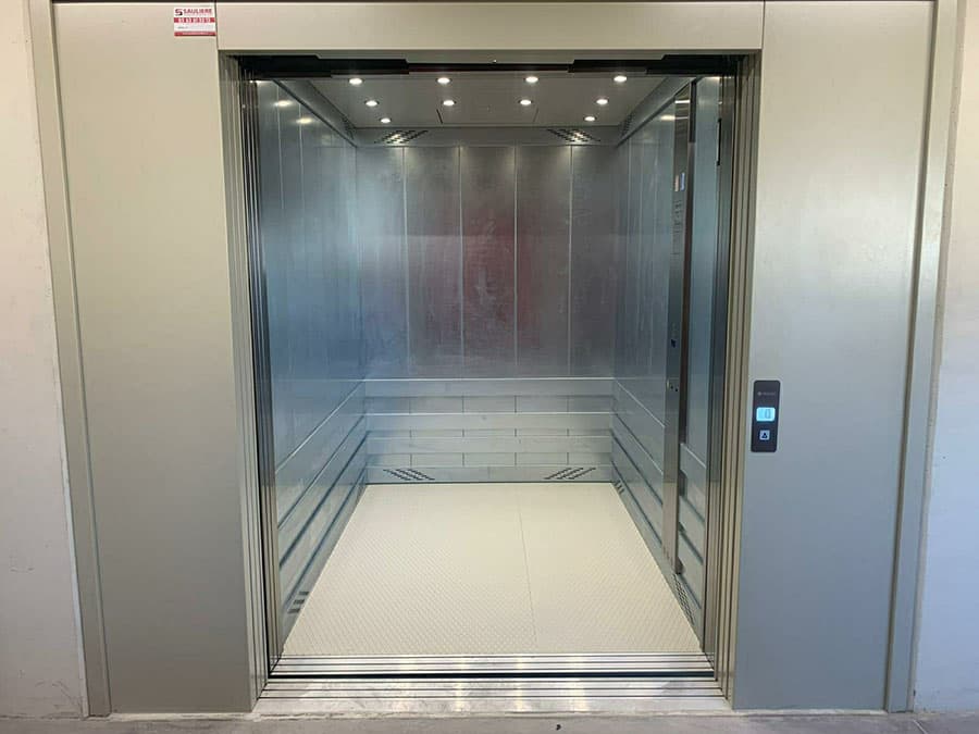 Ascenseurs Saulière - Installation d'un monte-charge destiné à une entreprise de location de box de stockage sur Perpignan (département 66, Pyrénées-Orientales)