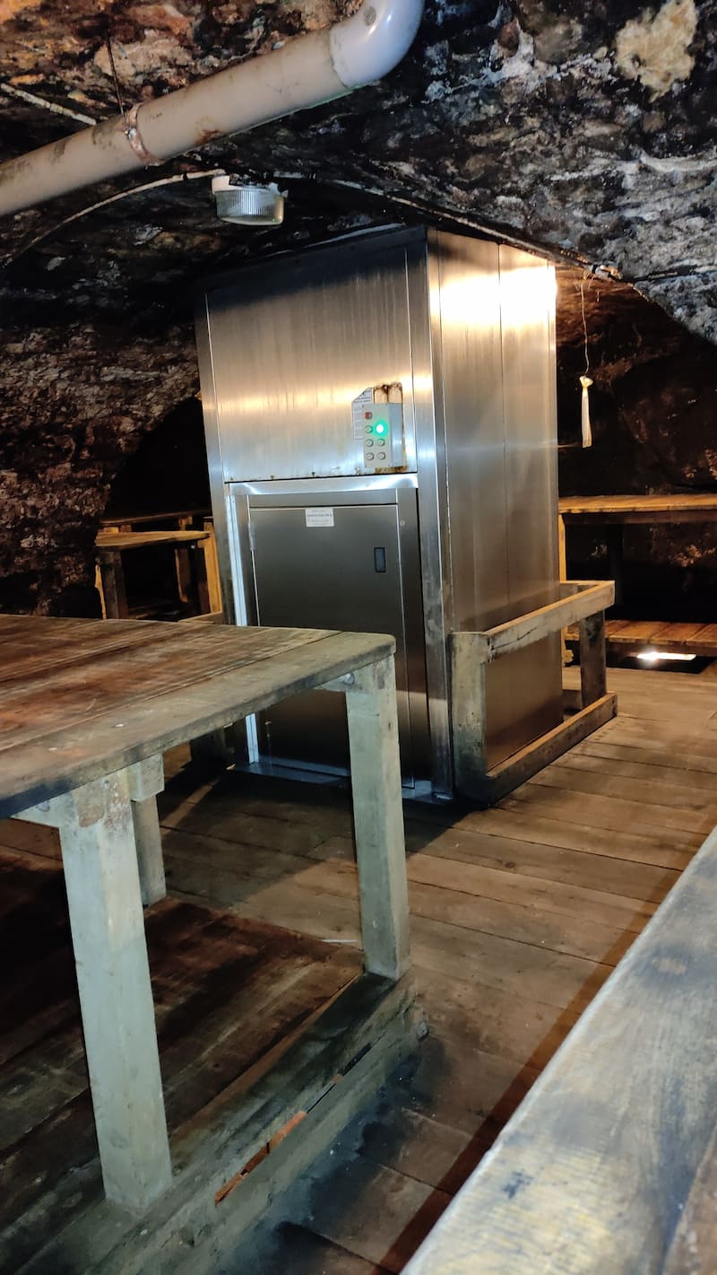 Ascenseurs Saulière - Monte charge installé dans les caves de Roquefort (Aveyron département 12)