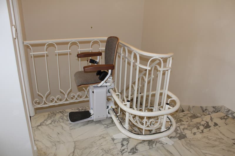 Ascenseurs Saulière - Installation d'un monte escalier courbe, sur mesure, sur 2 étages (Tarn département 81) dans un magnifique escalier en marbre