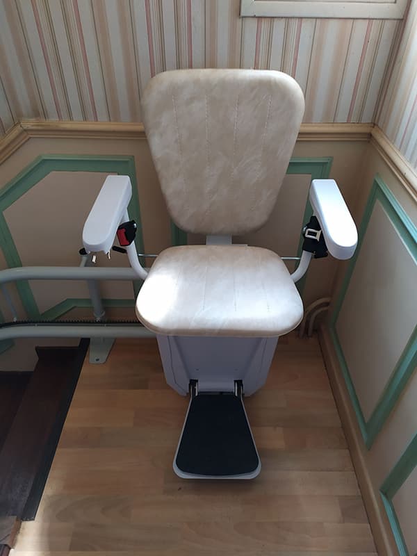 Ascenseurs Saulière - Installation d'un monte-escaliers sur-mesure chez un particulier de Carcassonne dans l'Aude.