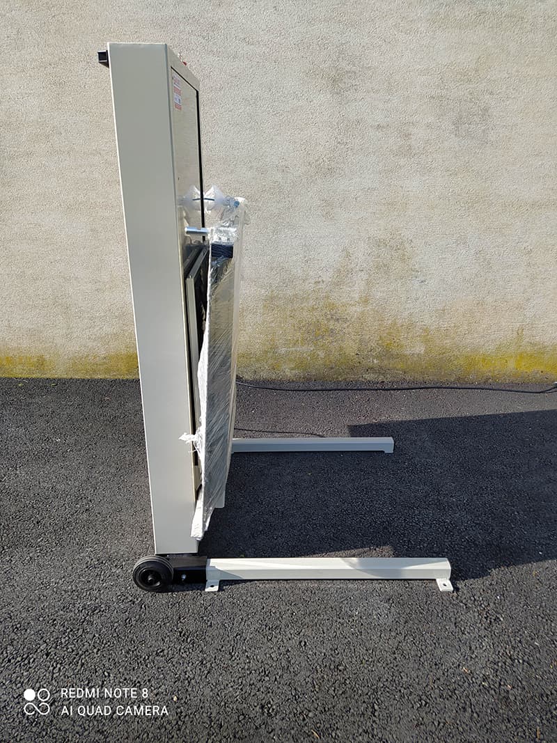 Ascenseurs Saulière - Plate forme élévatrice mobile installée à la salle des fêtes de la mairie de <strong>Lacaune</strong> (département <strong>Tarn 81</strong>) pour rendre accessible une estrade.