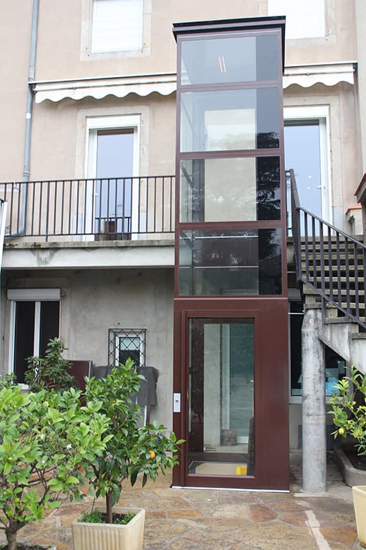 Ascenseurs Saulière - Ascenseur privatif vitré installé en extérieur chez un particulier de Mazamet (département 81 Tarn)