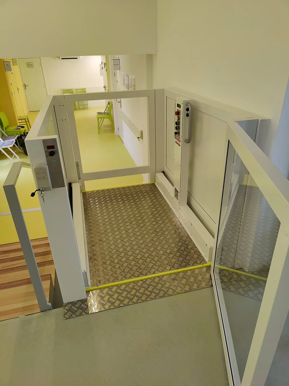 Ascenseurs Saulière - Plate forme installée dans un centre médical de ARLES SUR TECH dans le département 66 Pyrénées Orientales, afin de le rendre accessible aux Personnes à Mobilité Réduite