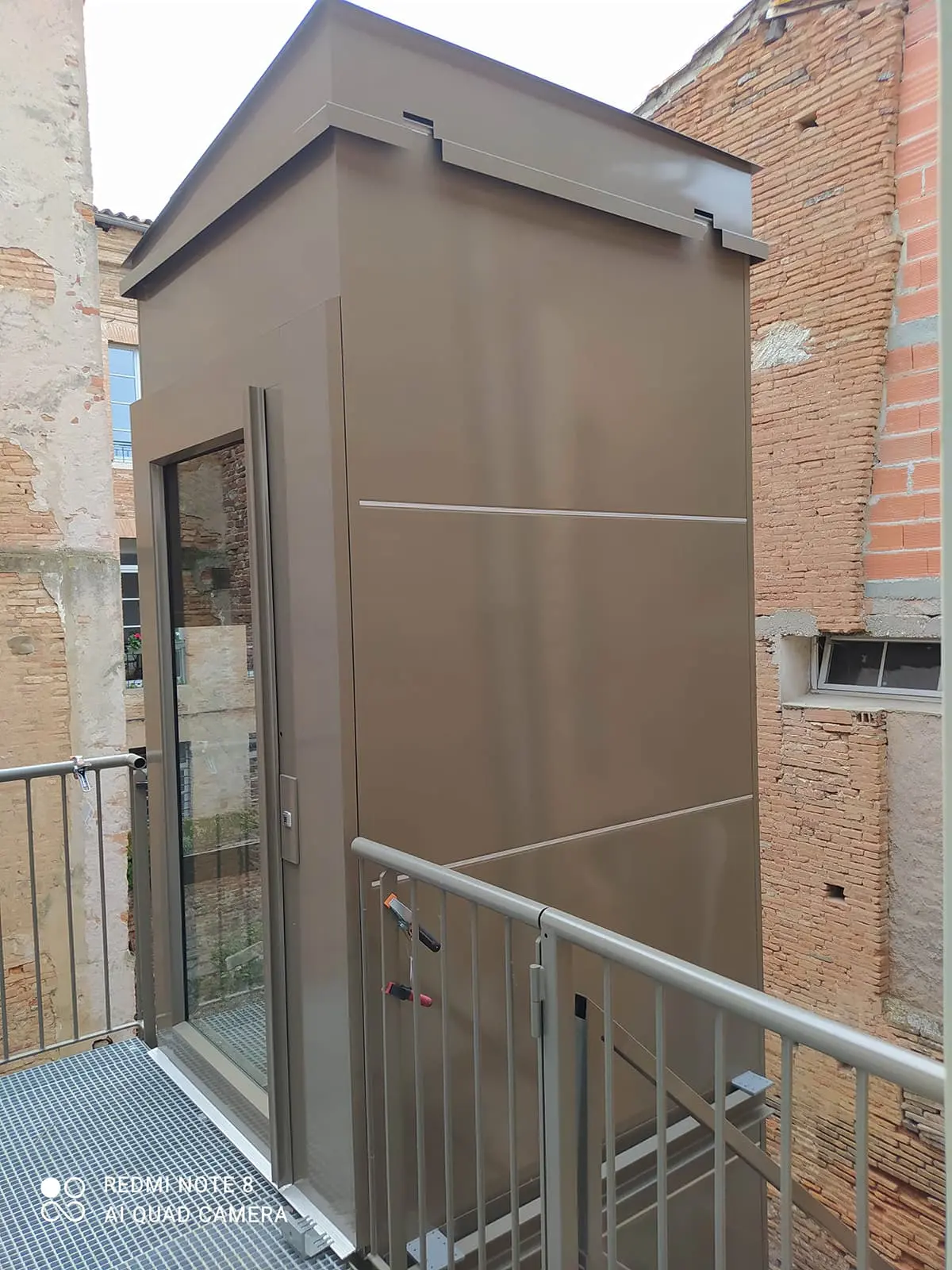 Ascenseurs Saulière - Elévateur extérieur, en gaine métallique vitrée, permettant l'accessibilité handicapé du local d'une association de Gaillac (Tarn département 81)